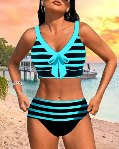 Hochtaillierter gestreifter Bikini