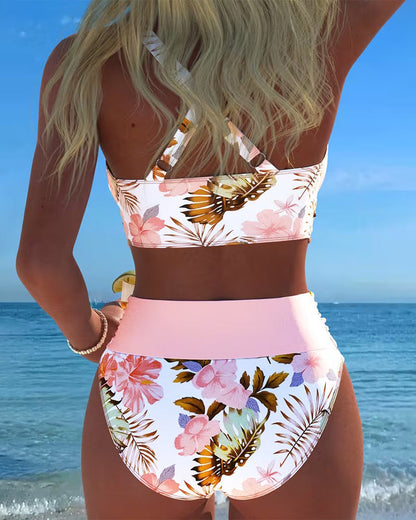 Bikini mit auffälligem Blumenmuster und seitlichem Schlitz